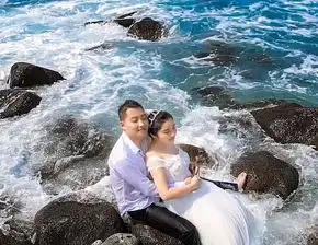  一对胖胖的情侣在海边拍婚纱照,新郎拥抱的姿势像抱了一只母猪