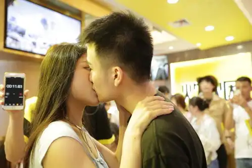  国际接吻日上演辣条吻,情侣连续接吻1小时