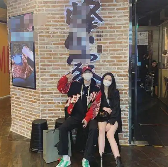  王中磊女儿晒与异性合照,二人亲密依偎显默契,发文却称不太熟