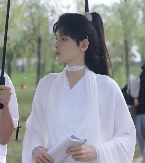  吉星高照路透,谢怜花城搂腰氛围感好绝,二人身高差也好好嗑