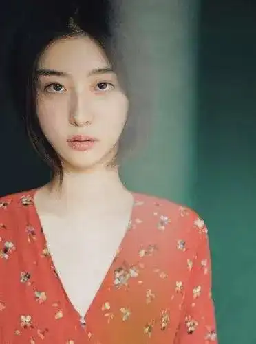 赵小棠的时尚穿搭,为何显得她不够漂亮,也缺乏识别度