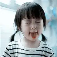  求小孩子那种的情侣头像.有一张是对面站在台阶上,感觉属于淡蓝色的背景.具体的忘记了.求好心人帮忙.