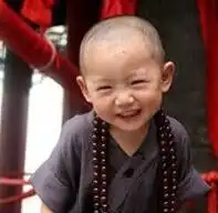  寺庙现最萌小和尚妈妈网购衣服拍照图