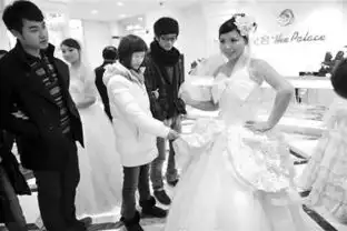  影楼员工当模特真人衣架来促销