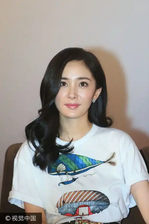  组图杨幂卡通t配短裙似少女带病跑宣传温柔可人