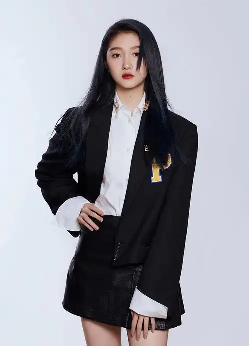  关晓彤黑色西装搭皮裙化身酷飒学姐黑蓝发色低调不失高级感