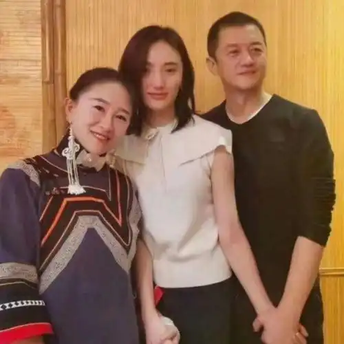 李亚鹏现身农园种菜昔日一家三口各自生活安稳