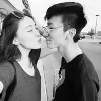  麻烦各位帮忙想一对情侣网名,再加一对情侣头像