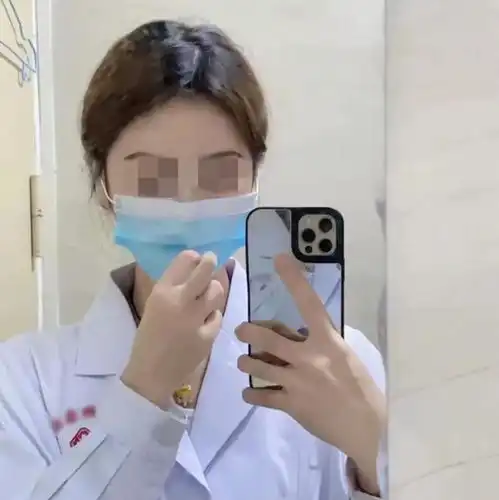 医院2名白大褂因1名美女护士引发的爱情保卫战