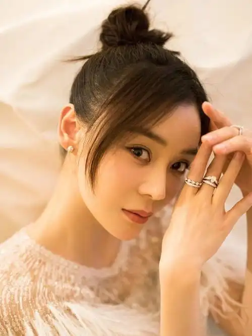  袁姗姗活成公主模样,穿羽毛亮片长裙加丸子头,轻纱难掩曼妙身材