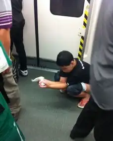  无节操泰国一女孩穿着暴露去拜佛引众网友责骂穿这么少想干嘛