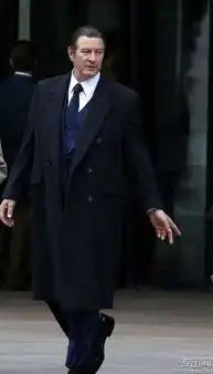  dc小丑全新片场照托马斯韦恩现身,小丑狼狈摔倒