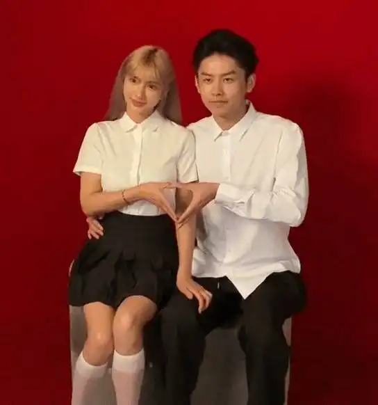 李小璐40岁闺蜜李桃带娃嫁人,小15岁男友身份成谜,女儿已6岁