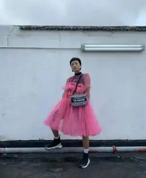  一小时花80万,被骂物质女的巨星太太,为什么恩爱20年