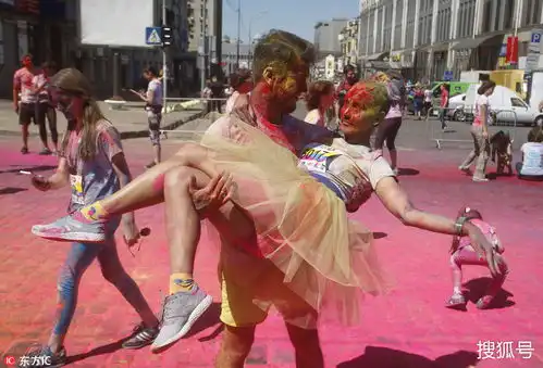  乌克兰举行年度彩色跑情侣在彩色海洋中浪漫拥吻