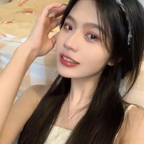 温柔闺蜜头像晚风轻踩着云朵,月亮在贩售快乐