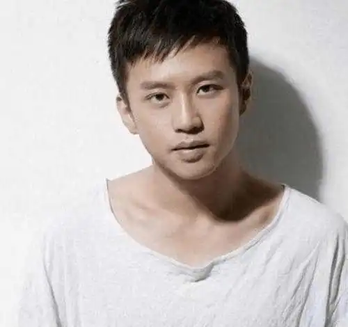  龚俊近期安排,董璇要搞事业,邓超导演梦,周雨彤白宇帆关系,赵丽颖新剧进展