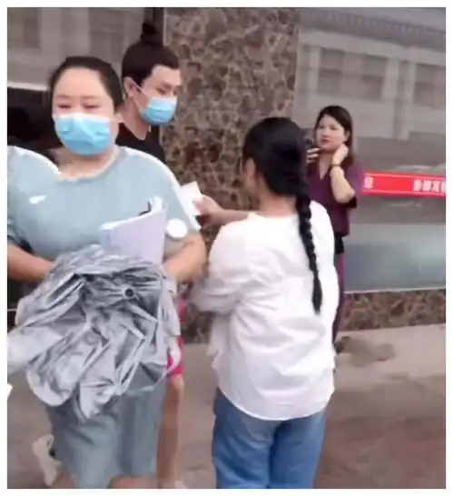  追星请理智成毅遭美女强塞信件,成毅被吓到瞠目结舌