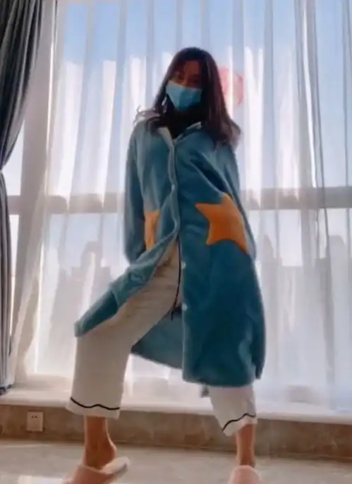  沈梦辰戴口罩穿睡衣热舞,谁注意到她的蚂蚁腕杜海涛都心疼了