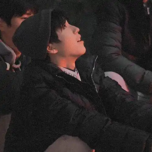  情人节王俊凯迟迟不发文,粉丝自导自演出一场情景剧,好笑又心酸