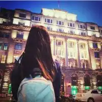  广大网友,帮忙找一下下面情侣头像截图中那个女声背包的图片,谢谢了