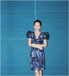  章子怡节目中故意拉低衣领汪峰的表情成亮点