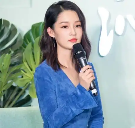 李沁问迪丽热巴,为什么不推荐我演秦清热巴4字回复凸显高情商