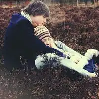  很有甜蜜气息的欧美情侣头像我会安静地在原地等你情侣头像