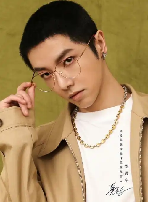  华晨宇暗戳戳秀恩爱,戴情侣耳饰拍大片,细节看出他与王悦伊非常相爱