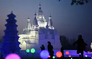 世界最高雪塑建筑冰雪之冠总用雪量超过3.5万立方米