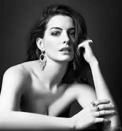  优雅安妮海瑟薇曝新写真