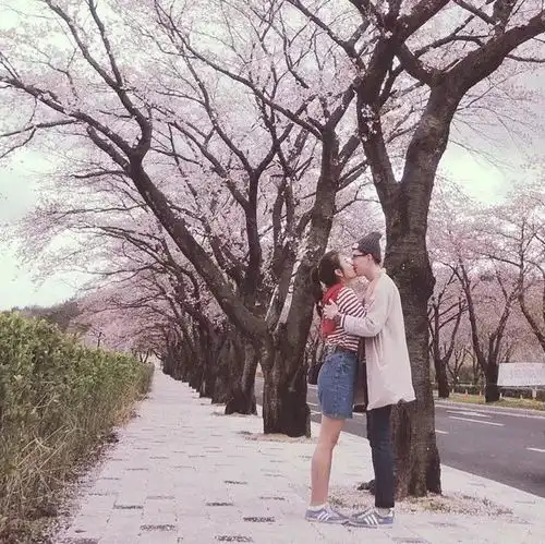  韩风情侣拍照姿势get,就差个摄影师了