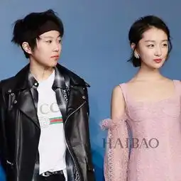  惊呆佟掌柜女儿跟妈妈画风两极剪个短发就能撞脸窦靖童