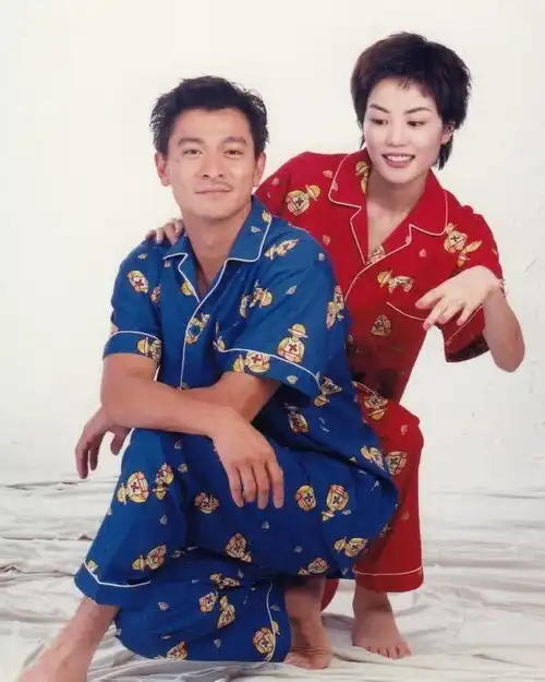  王菲不愧是天后早年剪短发率性潇洒同框刘德华,睡衣穿出大牌范