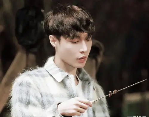  杨紫与张艺兴穿同款睡衣,细品艺兴之后的反应,恋情真假一目了然