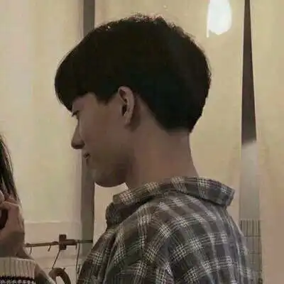  低调不明显情侣头像一男一女一生嚣张一生冷酷