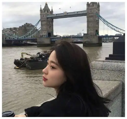  如何不着痕迹地与女人进行肢体接触,轻松升级关系