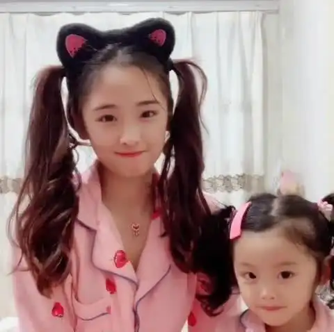  睡衣母女走红,网友表示真是便宜孩子老爸了