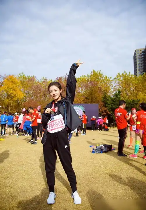 她两次饰演张子枫的闺蜜,今穿卫衣配蓝色背带裤,对镜一笑超甜美