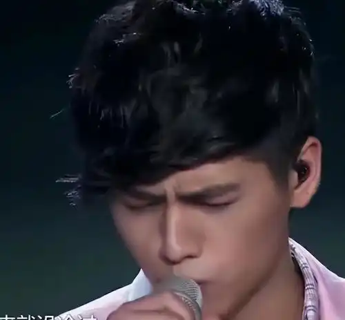  99年一家三口缆车遇难,幸存男孩被韩红收养,如今两人感情似母子