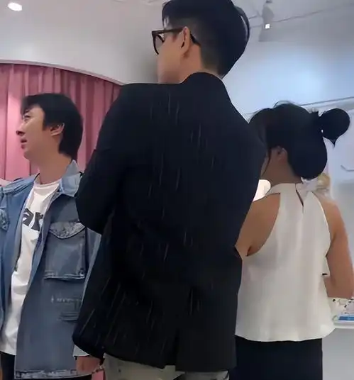  王思聪把头像换成你爹来了,疑默认私生女,准备过父亲节