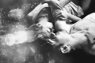  情侣床上的亲密瞬间性感与浪漫让人窒息