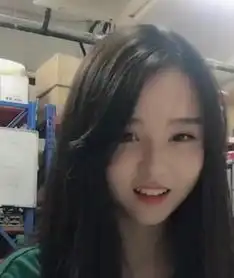 抖音丸子头厂花火了,当她把头发放下后,网友感觉恋爱了