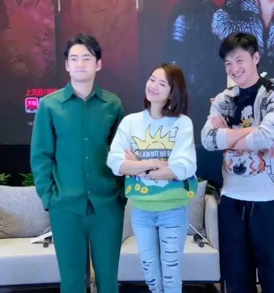  汪峰明天发新歌章子怡太兴奋和周一围穿情侣装,私下里一样甜