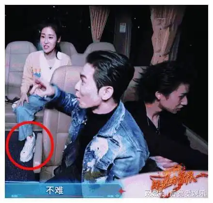  已复合张碧晨年后首晒自拍就暗撒狗粮,与华晨宇隔空穿情侣鞋