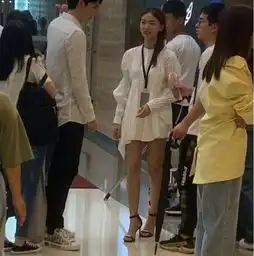  吴谨言商场拍戏被偶遇,新造型变美了,筷子腿又直又细