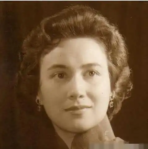  何鸿燊对原配冷酷无情原配亲侄女悼念他一直很照顾我们,感激