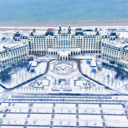  嗨皮牛year约会情人节带着亲爱的ta去泡温泉滑雪吧,享受专属的激情与暖意