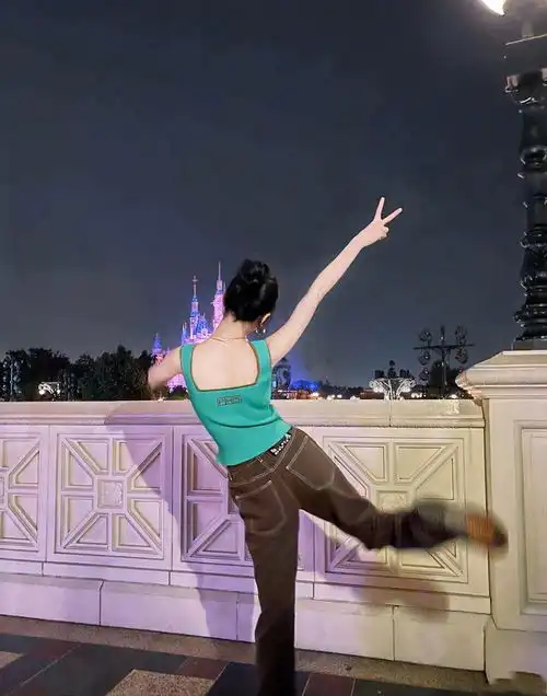  迪丽热巴游迪士尼,穿儿童背心腰细似塔尖,玩泡泡变在逃公主