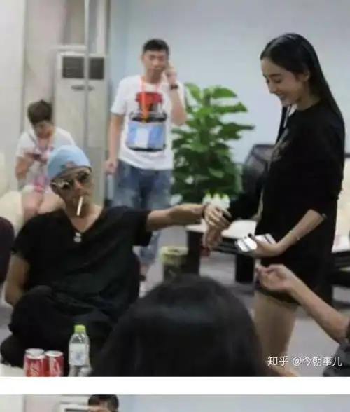  杨幂魏大勋横店清晨被拍,情侣装备被疑同居,至今不回应彰显情商